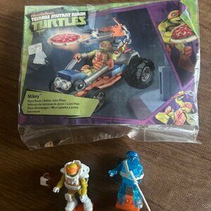 Mega Bloks Mikey Pizza Racer 59 Pc Set + two 2" Figurines of Leonardo and Mickey